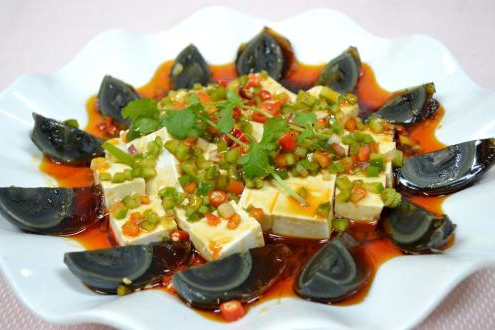 生抽蒜泥拌皮蛋