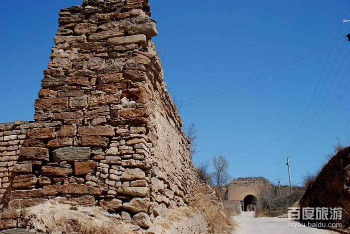 位于陕西省府谷县,因居孤山川北侧山坡之上,故得名.