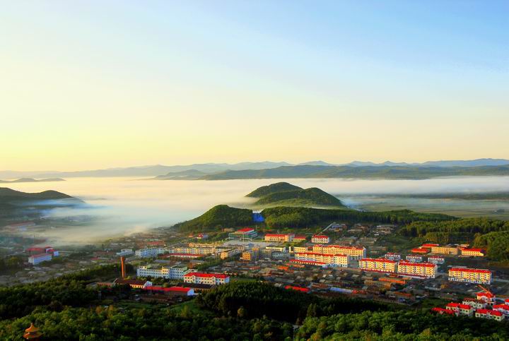  p>红旗岭农场现代农业观光园区以东风岭至五星湖通村公路为轴线,区域