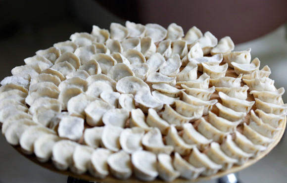  p>饺子(dumpling)源于中国古代的角子,原名"娇耳",汉族传统面食,距今