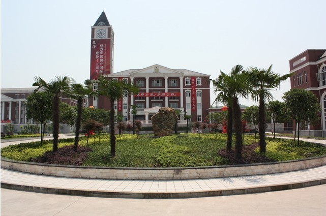  p>重庆枫叶国际学校是中国枫叶教育集团下属的一所具中西教育优化