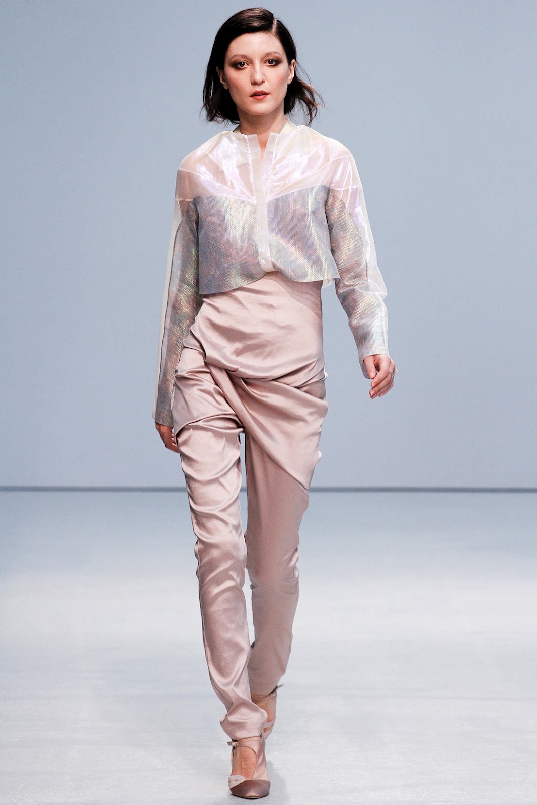 安妮的女装款式和新潮面料,吸引了无数名媛的眼球,给予了她们舒适