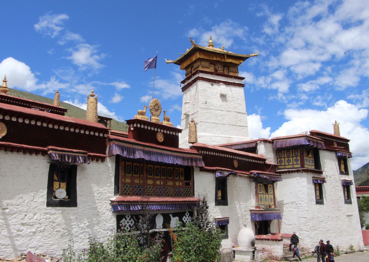 隐修院得乌穷刻石普莫雍措吉堆吐蕃墓群等旅游景点,有洛扎粉丝等特产