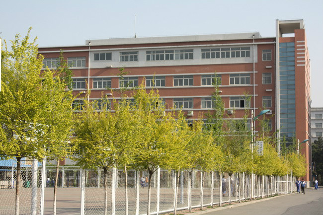  p>辽阳市第一中学位于辽阳市青年大街55号,创建于1949年,是一所汉藏