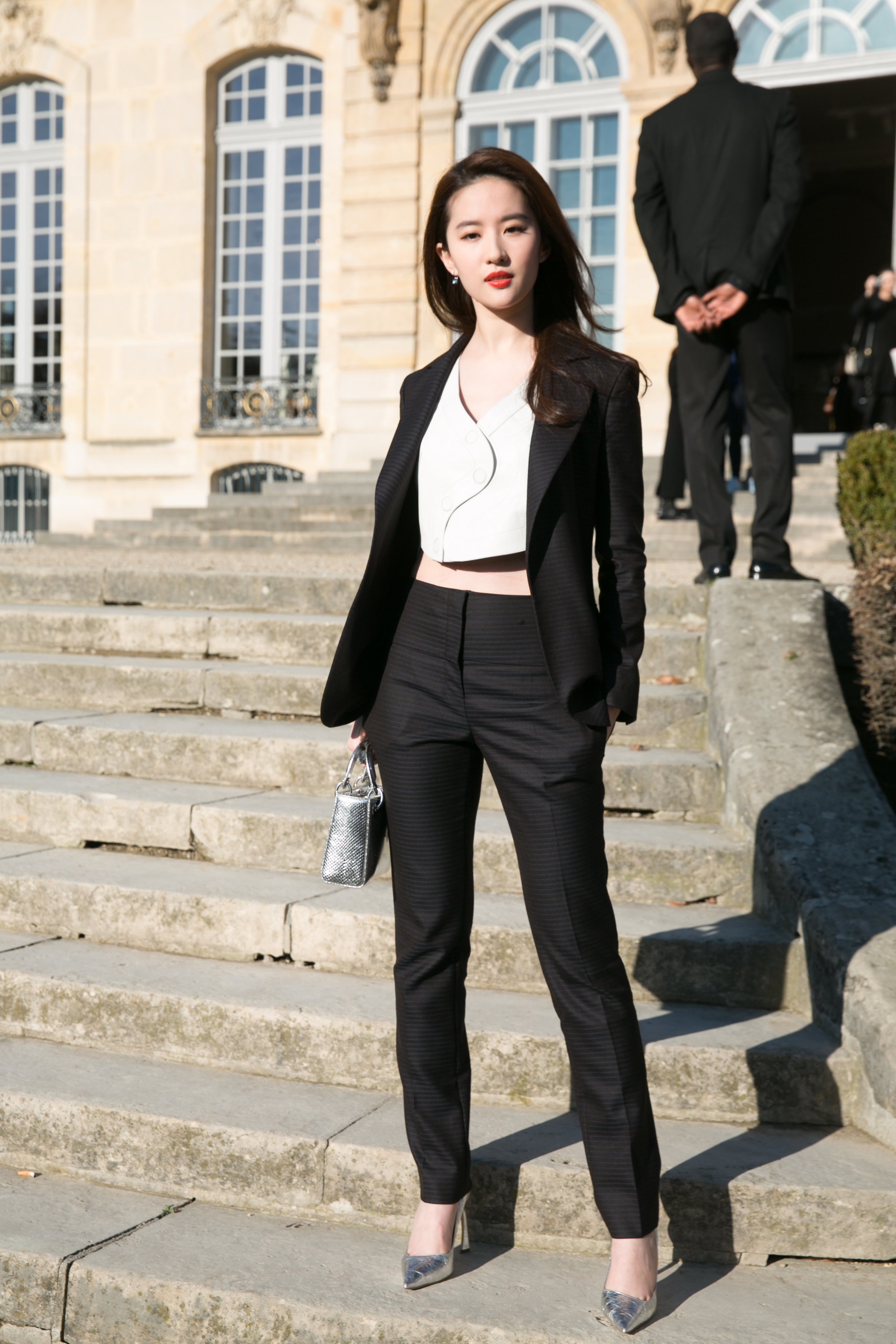  p>刘亦菲,1987年8月25日出生于湖北省武汉市,华语影视女演员,歌手