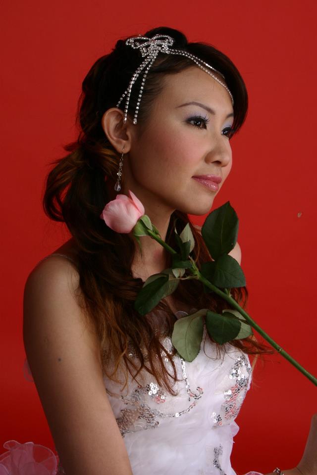 她是童星出身,出道时期以小萍萍的艺名演唱福建歌曲红透歌坛,告别童星