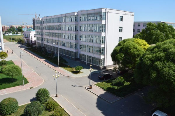  p>朝阳市第三高级中学始建于1985年,原名朝阳市龙城区高级中学,1996