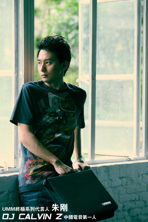  p>puzzle这代表拼图与中国古代智慧象征,九巧连环的单字投射在dj的