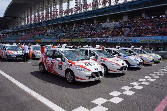  p>静态起跑是赛车运动当中的一种起跑方式,当比赛开始时赛车本身是