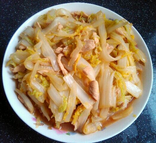  p>白菜鸡肉是一道由鸡胸肉,香菇,卷心菜,辣椒等做成的美食. /p>