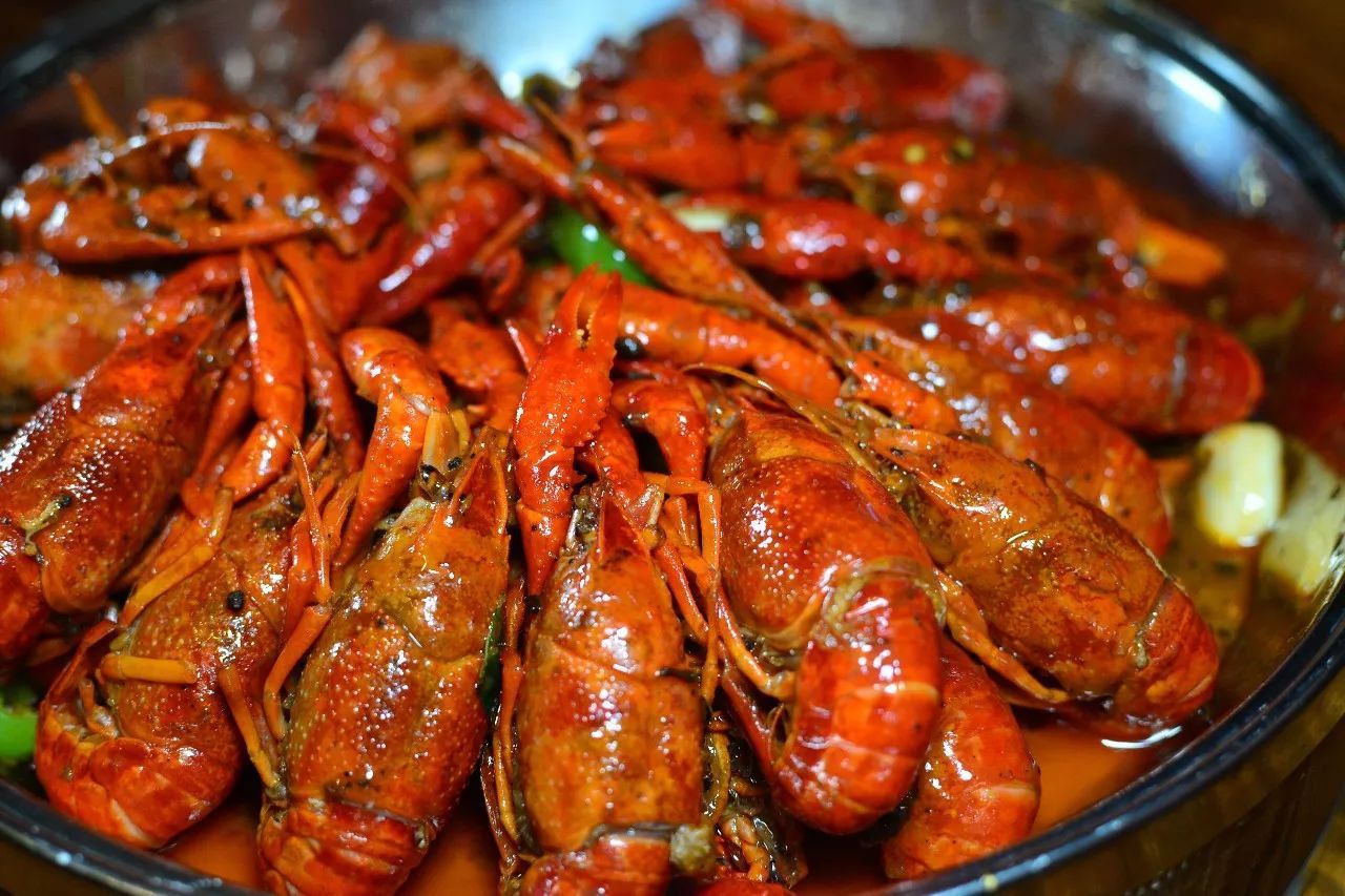  p>麻辣酱香小龙虾是由龙虾为主要食材做成的一道菜品,属于家常菜.
