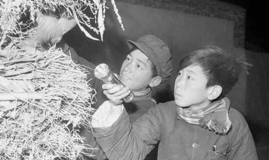  p>《国家相册第三季》是新华社打造的微纪录片,由陈小波担任主讲人.