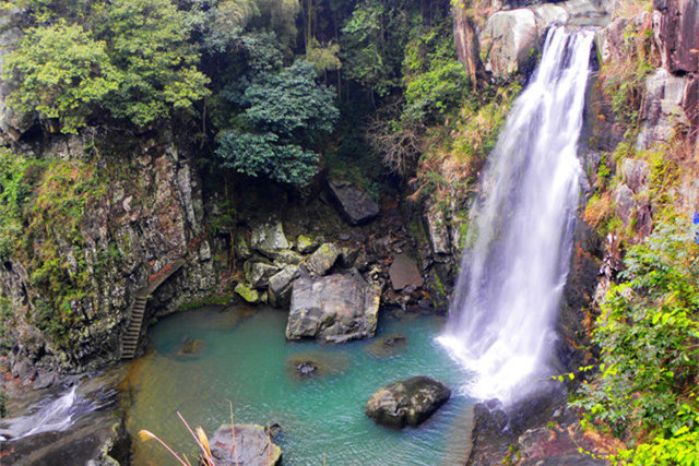  p>银坑瀑布 是南雁荡山赤岩景区的一个热闹景点,在腾蛟镇银坑中游.
