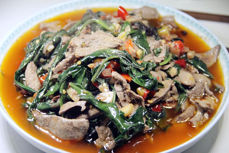  p>血皮菜炒猪肝是以猪肝,血皮菜为主材的菜肴名. /p>