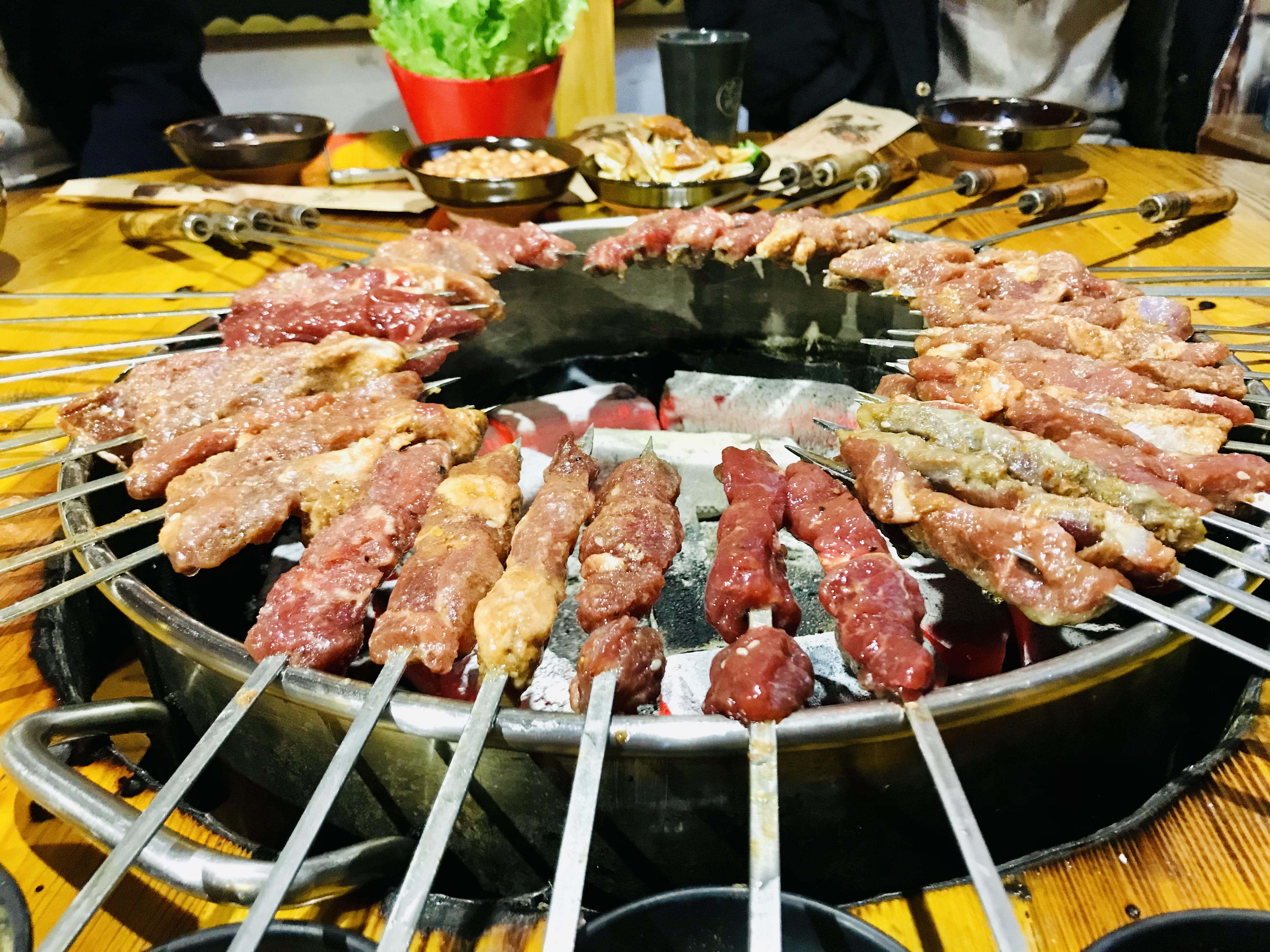  p>聚英梁山烤肉是郑州妙在商贸有限公司旗下主打品牌.