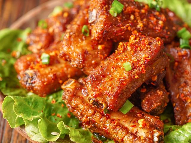  p>蒜香辣小排骨是由排骨等主要食材做成的一道菜品,属于家常菜. /p>