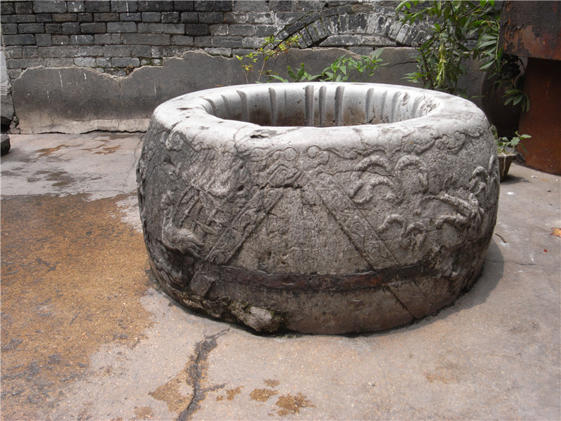  p>引市街102-1号古井位于扬州市广陵区引市街102-1号南侧,开凿于清代