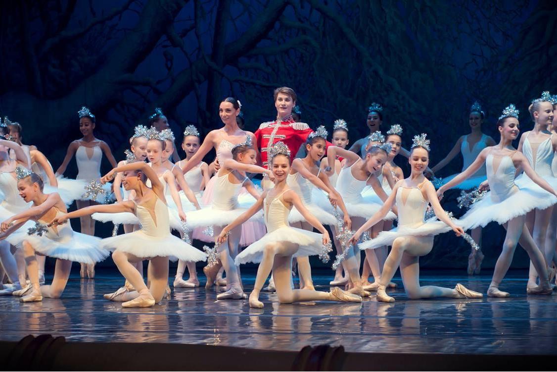  p>芭蕾舞(意大利语:balletto;法语,英语:ballet),是一种欧洲 a