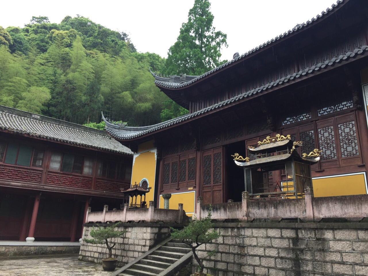 data-id="gn7hpwly8d">天台山中方广寺,位于<a target="