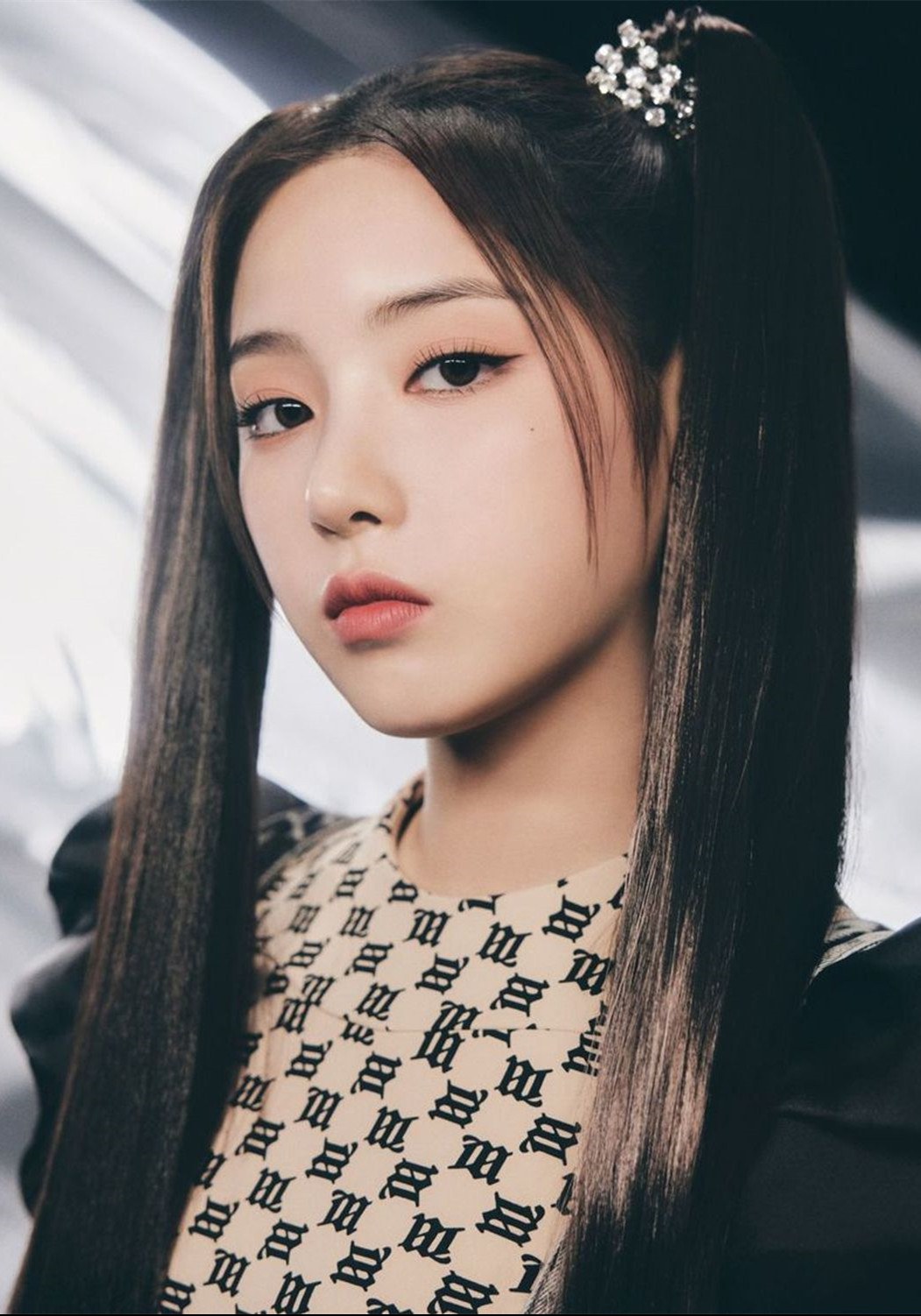 jiwoo(      ),2005年4月13日出生于韩国京畿道南杨州市,韩国女歌手