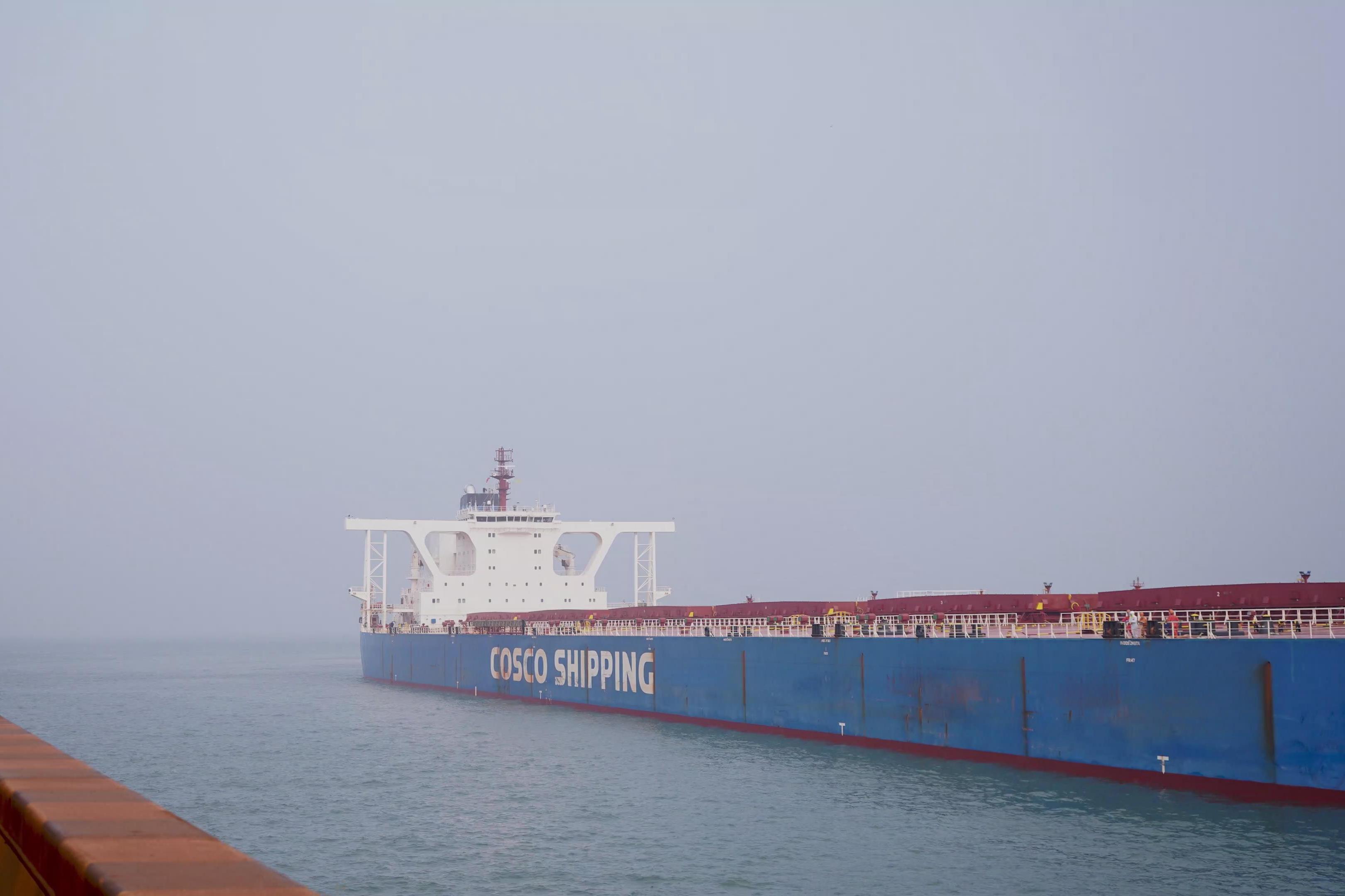 货轮于7月6日18时15分靠泊曹妃甸港集团矿石码头5号泊位.