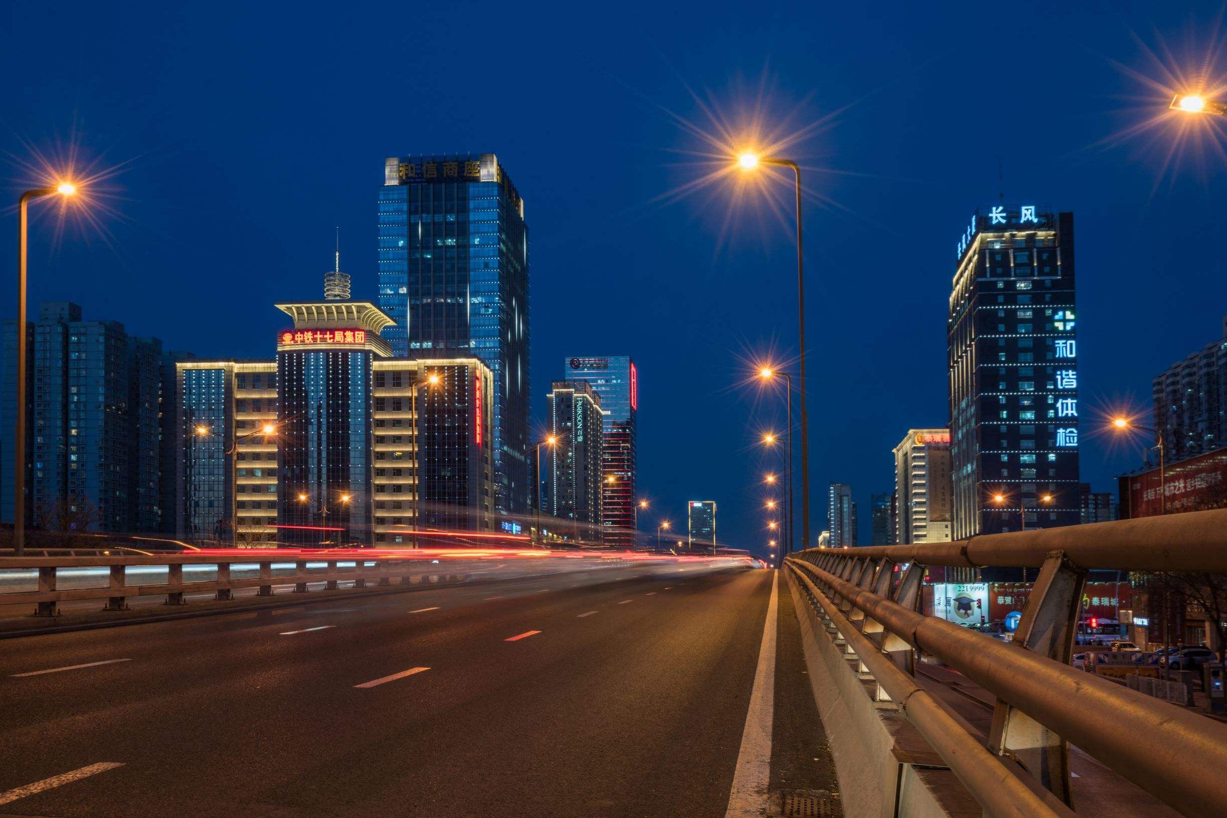  p>长风大街,太原城南一条交通与景观并重的综合性城市一级主干道.