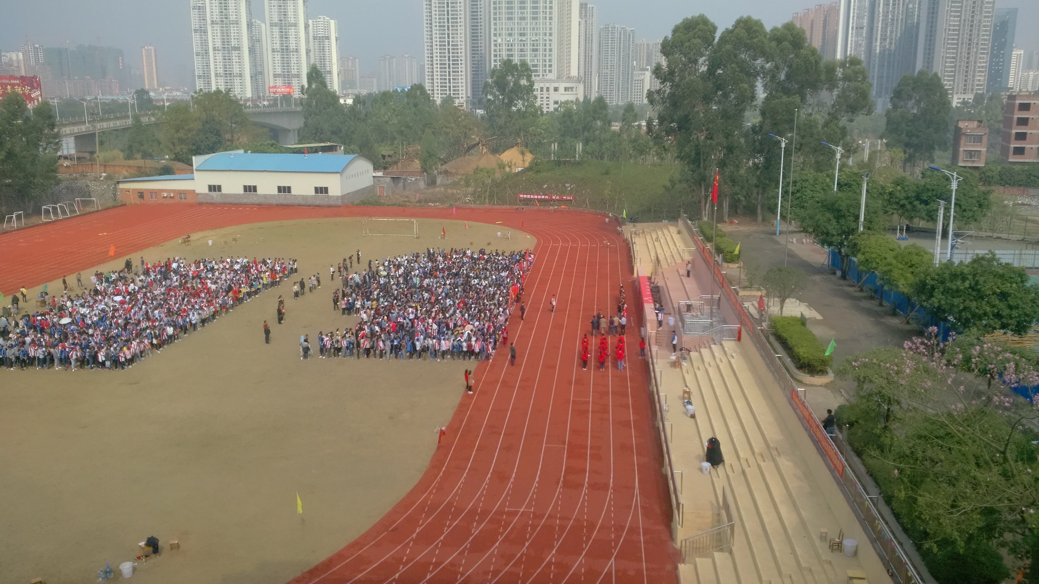 2009年改制为普通高中,校名定为现校名,2014年7月与来宾市民中高中部