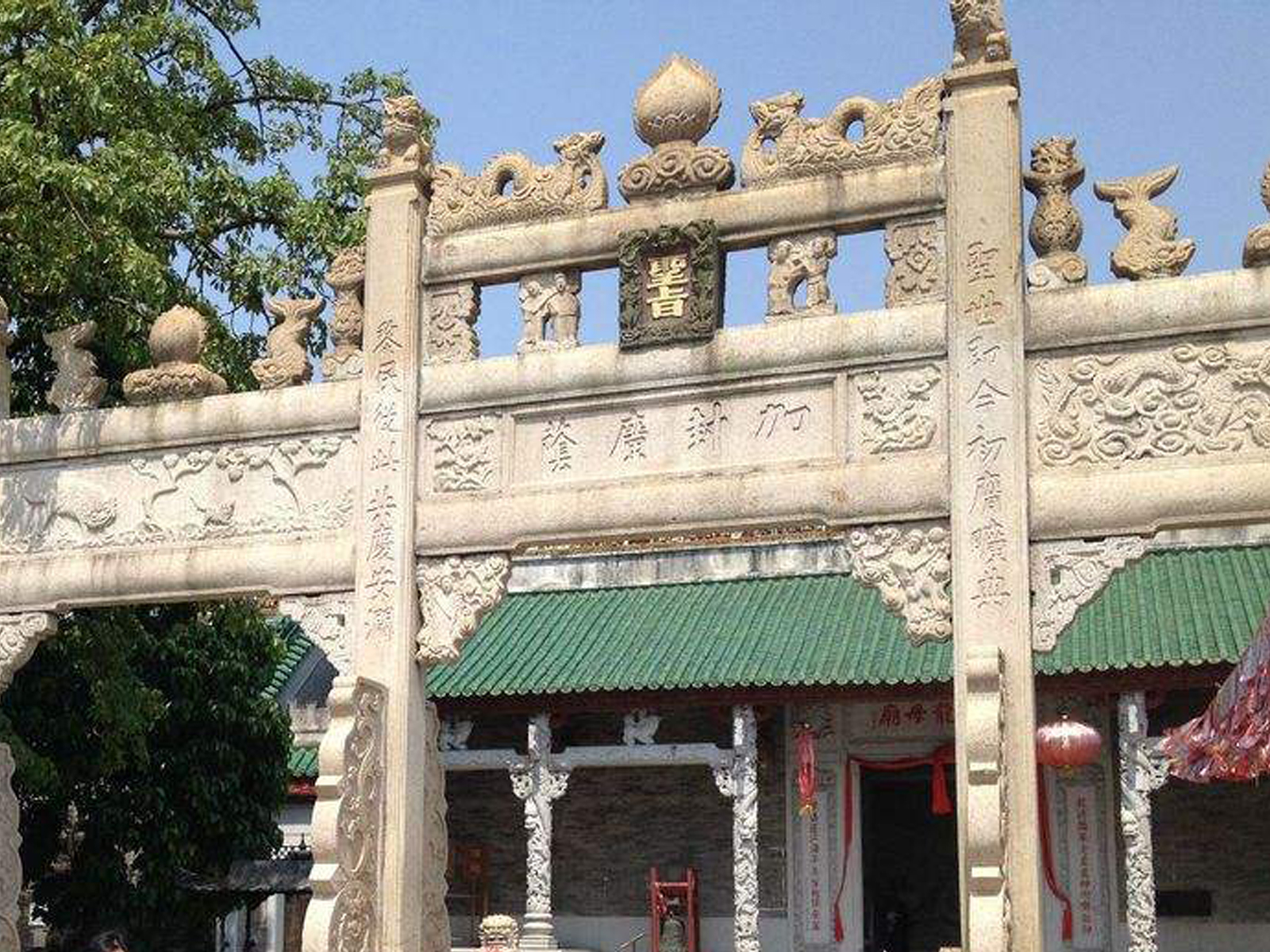  p>白沙龙母庙位于广东省肇庆市端州区龟顶山,始建于南宋咸淳年,现为