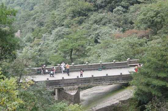  p data-id="gnfidh11hd">立马桥位于黄山风景区 a target="_blank"