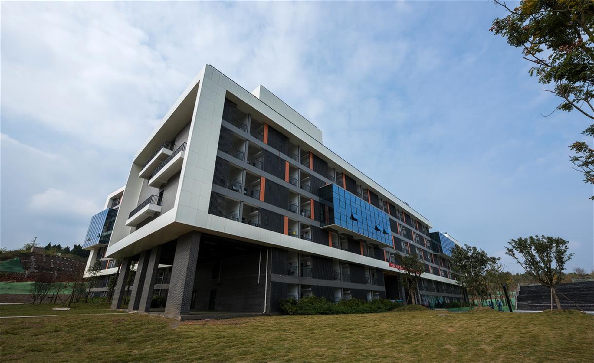  p>西南财经大学天府学院(tianfu college of swufe),简称"西财天府"