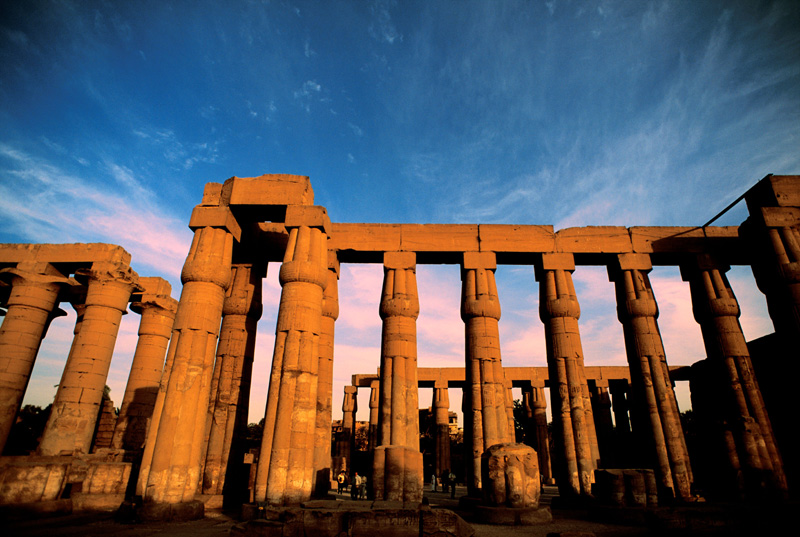  p> a target="_blank" href="/item/卢克索">卢克索 /a>神庙坐落在