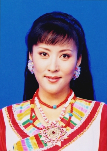 宗庸卓玛,1963年6月9日出生于云南省德钦县羊拉乡,中国藏族女高音歌唱