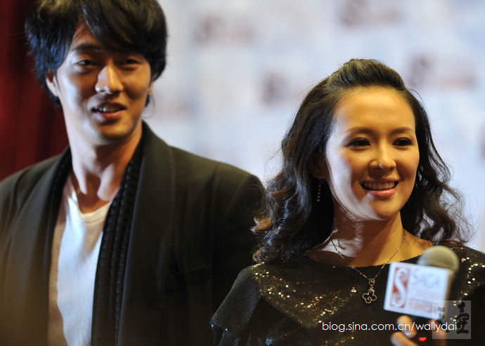  p>章子怡,1979年2月9日出生于北京,华语影视女演员,制片人,毕业于