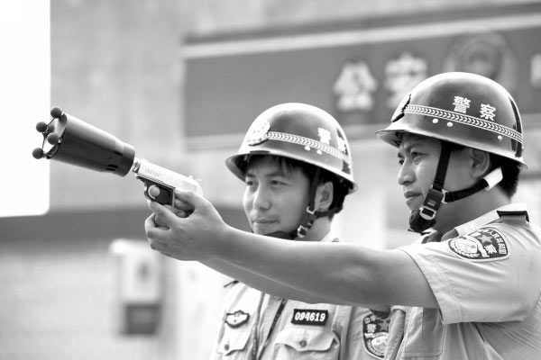  p>网枪,又称为防暴网枪,捕捉网,射网器,捕网器,抓捕网,按动力提供