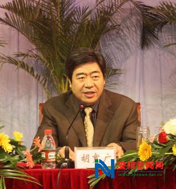 现任新乡市第二塑料厂党委书记,厂长,兼全国轻工职工思想政治工作