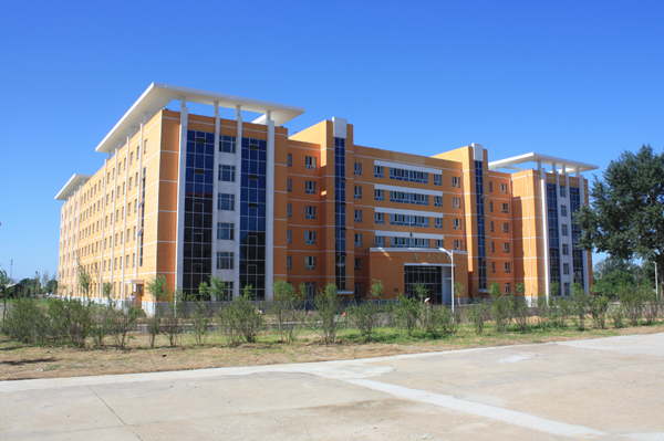 于1960年升格为新疆煤矿学院;1961年又调整为乌鲁木齐煤矿学校;1985年