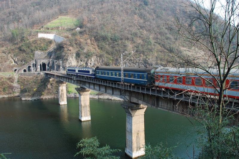  p>襄渝铁路(xiangyang-chongqing railway),简称襄渝线,是中国境内一