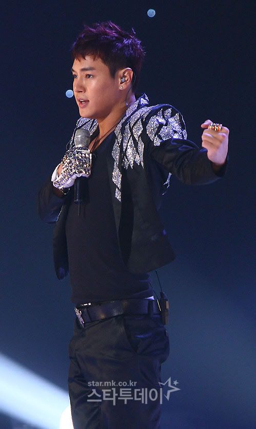  p>黄伦硕,1982年1月17日出生于 a target="_blank" href="/item/首尔