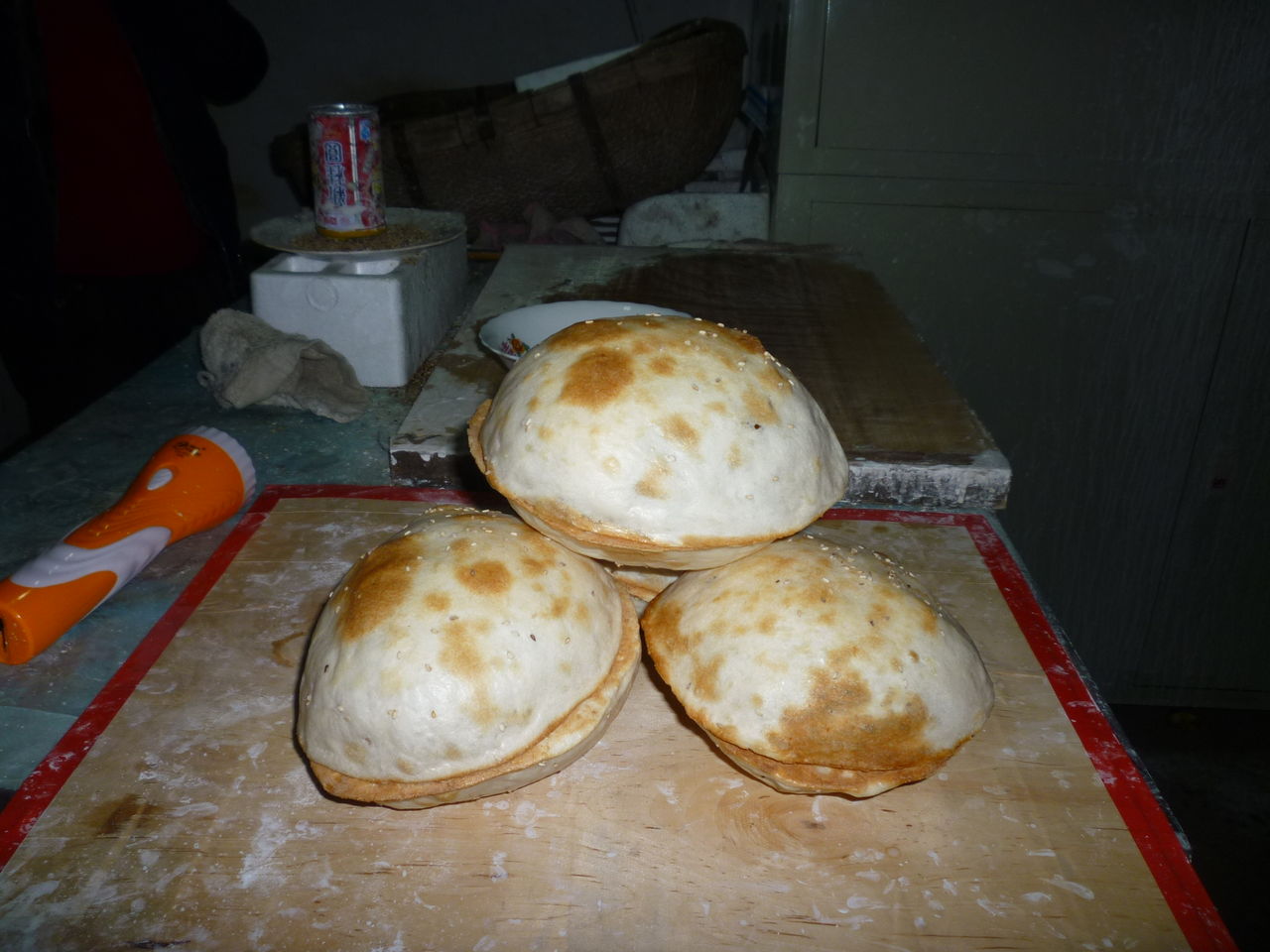  p>郑母烧饼是山东青州传统名吃,郑母烧饼形为半球状,两个合为一球体