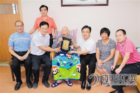  p data-id="gnb6sshmj1">李伯荣(1933年—2016年3月26日),祖籍台山市