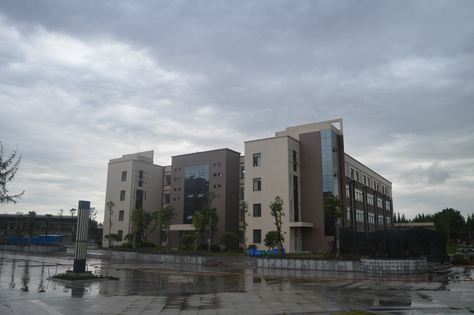  p>车城中学位于眉山市城北新区与岷江之间,距离市中心仅10分钟的车程