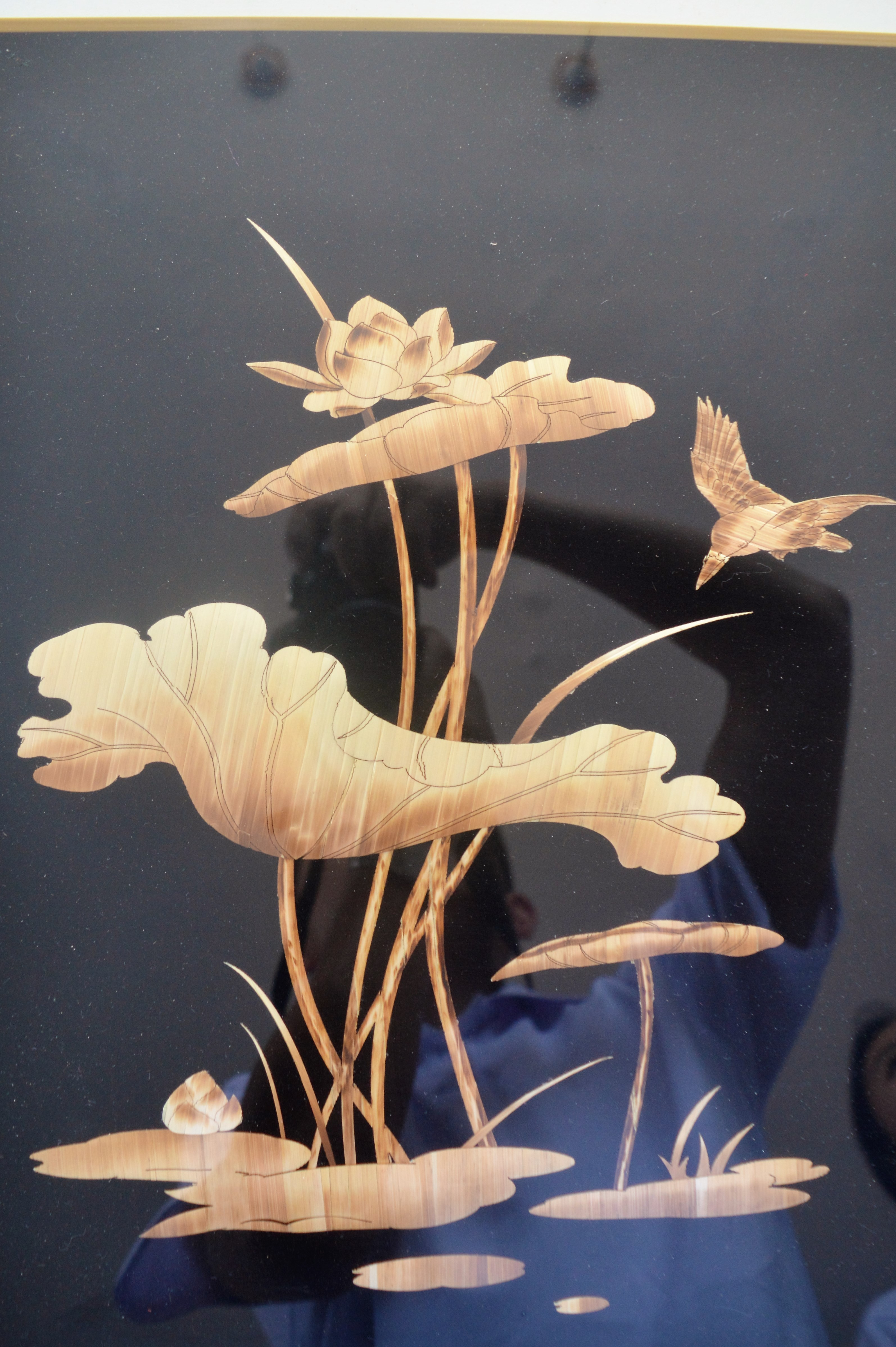  p>麦秆贴画,是一种经过漂染加工的麦秆,剪幅成画的传统民间艺术.