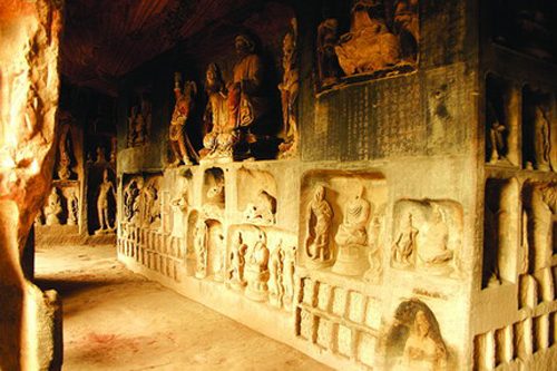  p data-id="go037p0252">千佛洞石窟位于陕西省安康市旬阳市七里乡中