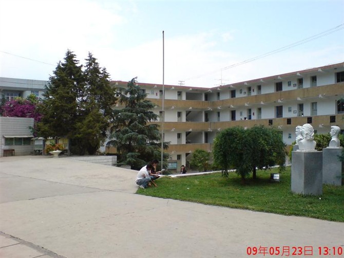  p>通海一中,全称为通海县第一中学,前身为明清时期的秀麓书院和黉门