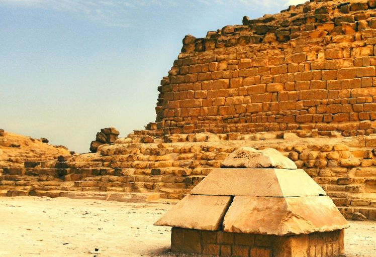 马斯塔巴金字塔