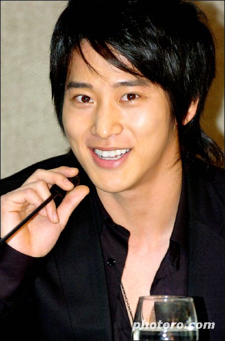  p>李莞(lee wan),本名"金亨洙",韩国男演员.