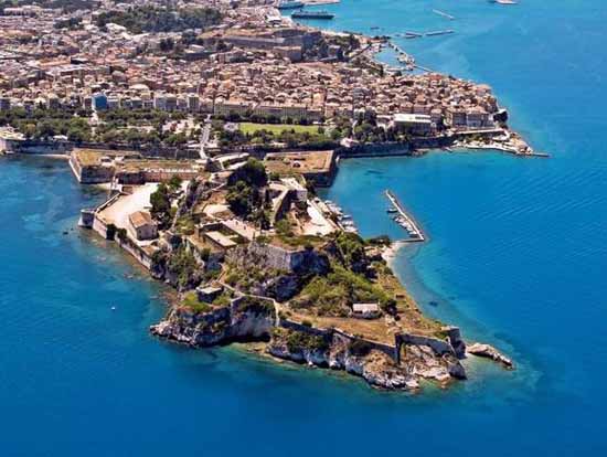 lemmaid="1335313">驱逐舰 /a>组成的英国舰队由南向北驶入属于 a