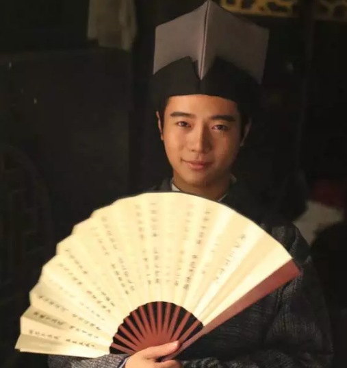 现代一位小人物,穿越至不明朝代的世界,阴差阳错成为了天禄县衙的师爷