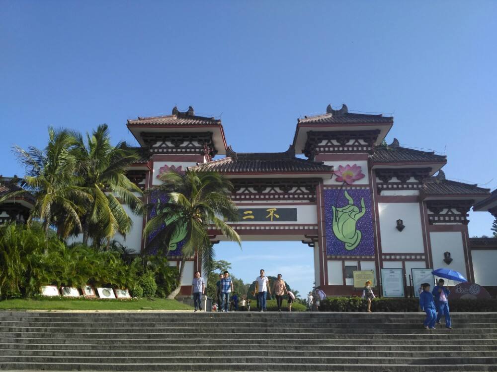 data-lemmaid="9374780">三亚市 /a>西南40公里处,是中国最南端的山