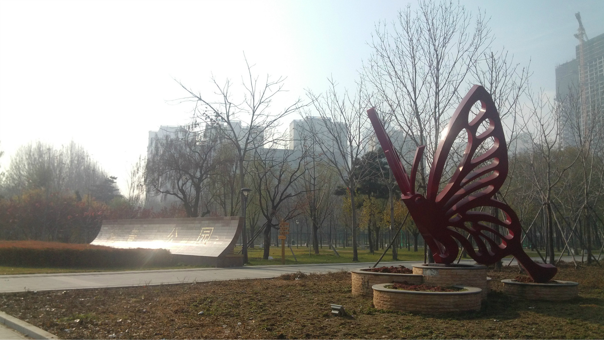  p>沈阳科普公园绿树成荫,花香四溢.